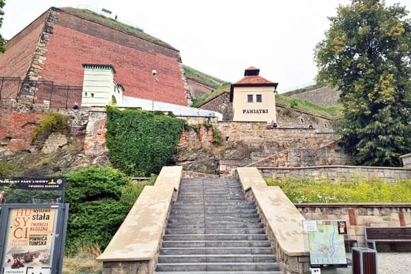 Zamek w Kłodzku: Fascynująca historia i atrakcje, które musisz poznać Zamek w Kłodzku: Fascynująca historia i atrakcje, które musisz poznać