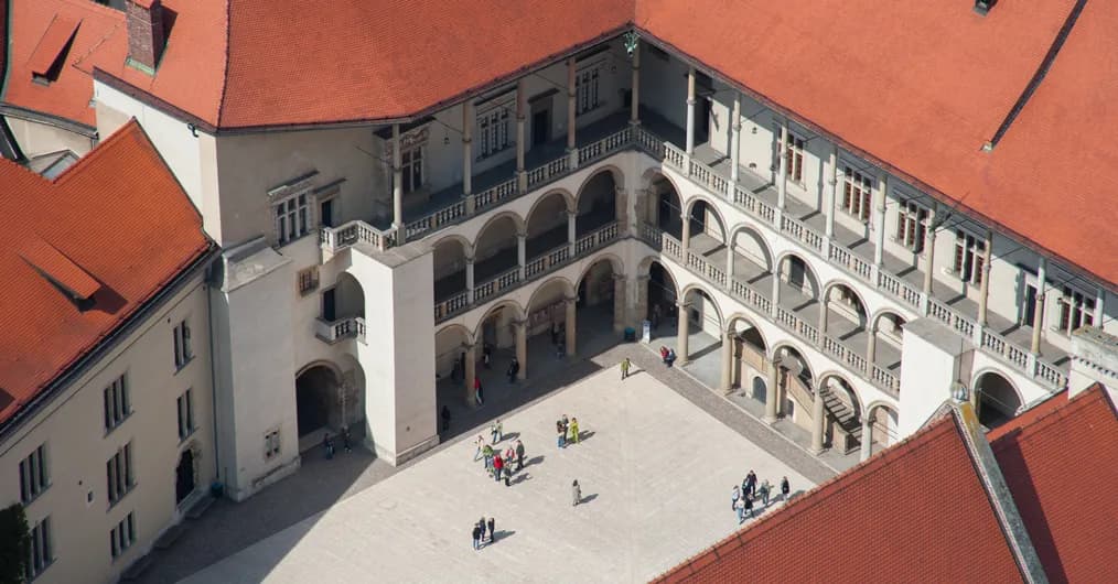 Zamek królewski w Krakowie: Historia, atrakcje i praktyczne informacje