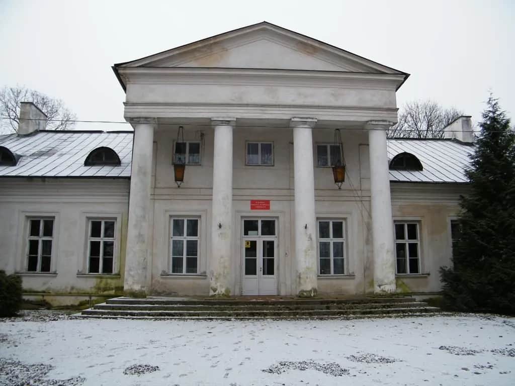 Pałac w Dębinkach: Historia, związek z Norwidem i aktualny stan muzeum