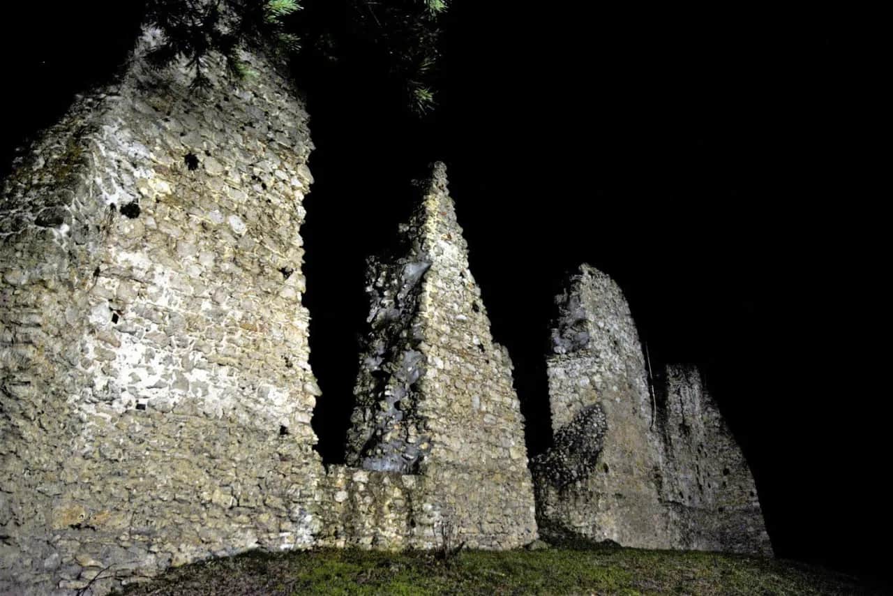 Ruiny zamku w Bydlinie – historia, tajemnice i atrakcje turystyczne